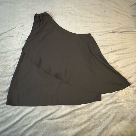 Reitmans Black Asymmetrical A-Line Mini Top

#1094 - Picture 6 of 6